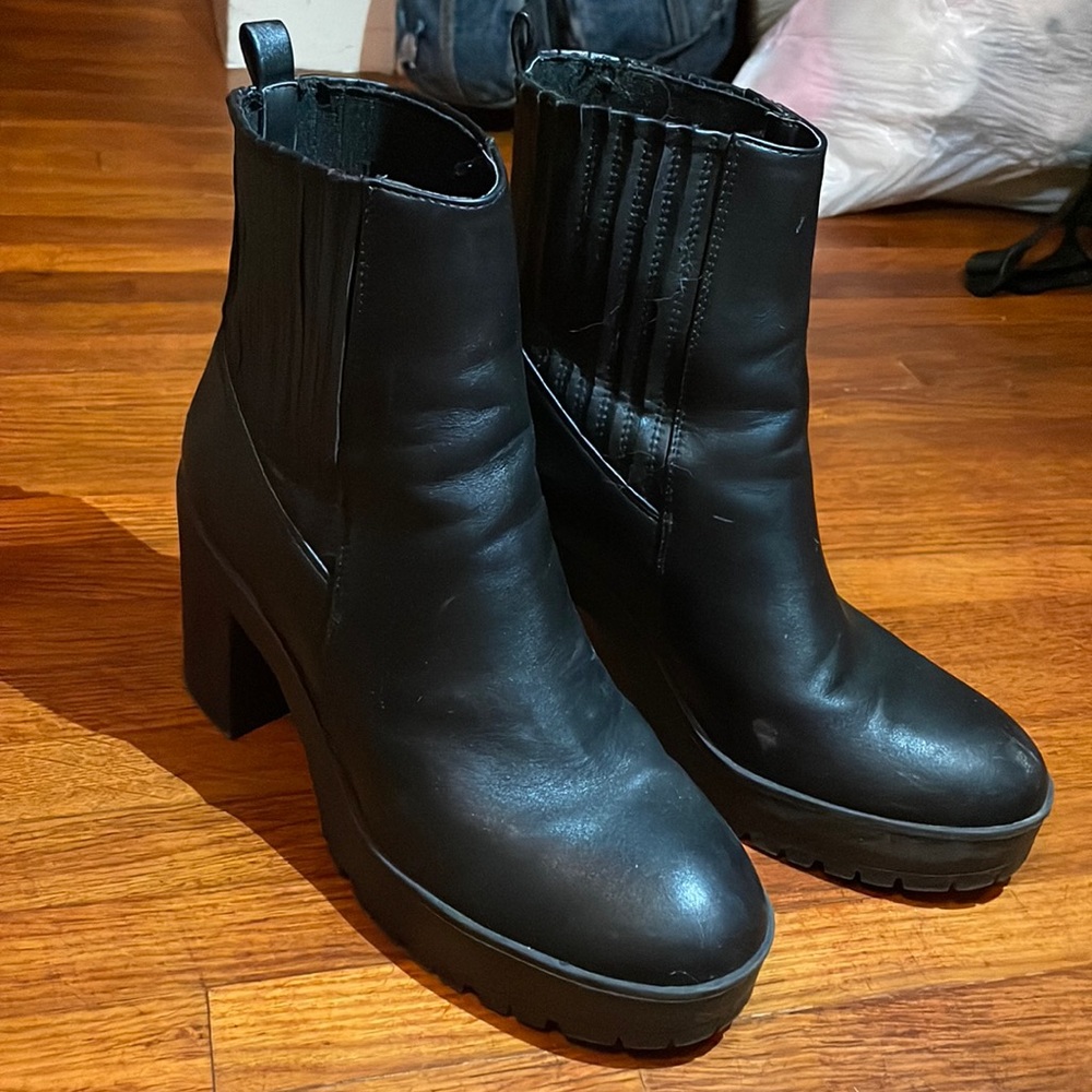 I’m selling a pair of black booties